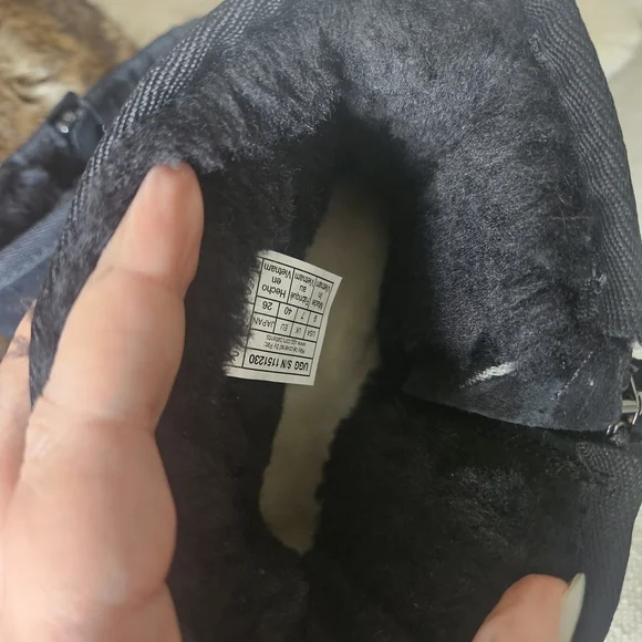 UGG Women's Black Mini Bailey Zip, Size 9 - Picture 9 of 11